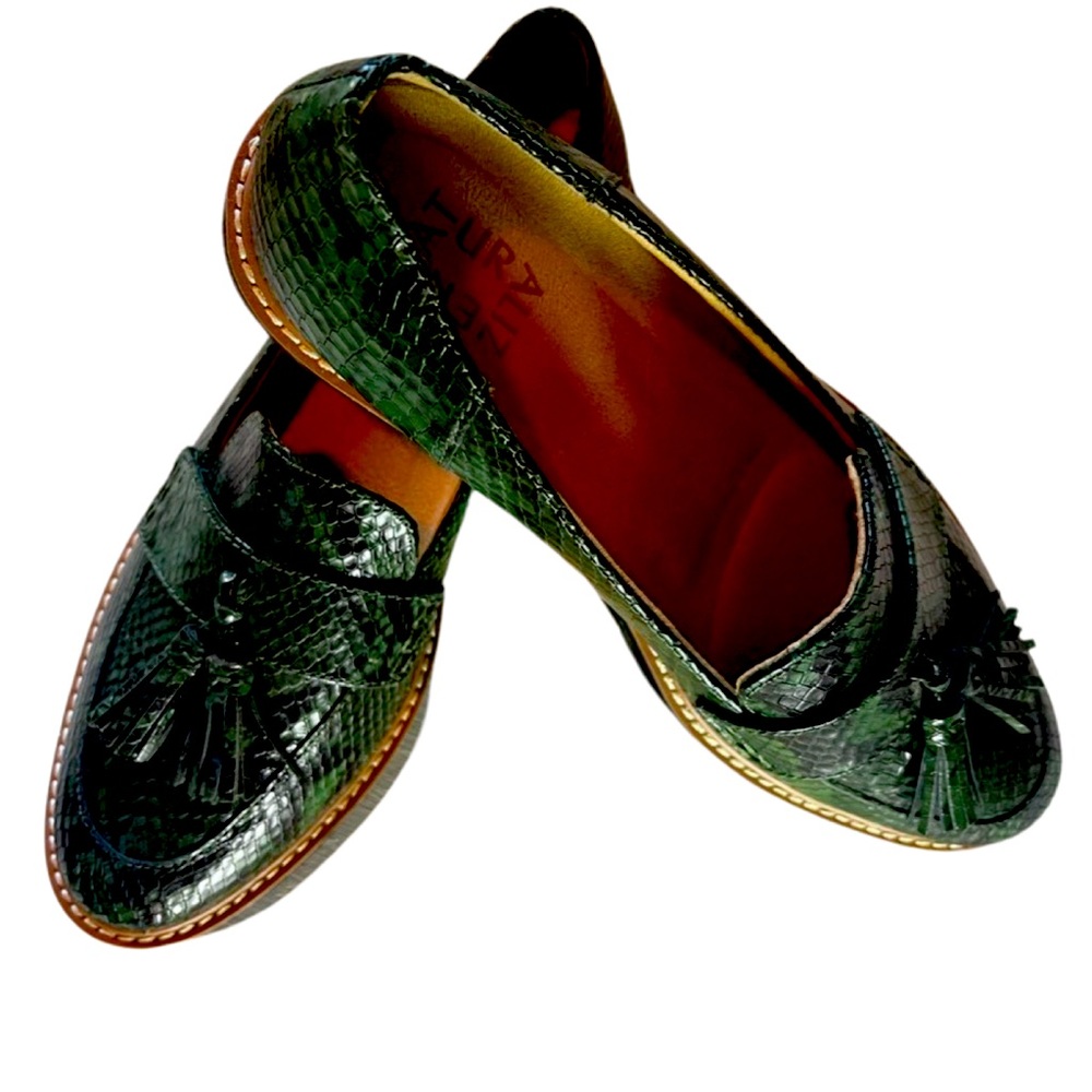 Wmn’sNaturalizerDark green snake print shoe Approx 1” heel Size9.5 light weight